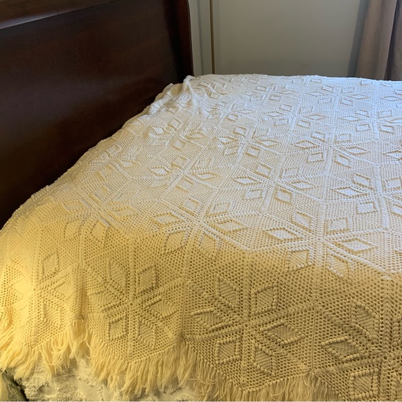 Vintage Crocheted Cream Colored Bedspread Blanket Lace Full or Queen - Picture 10 of 15